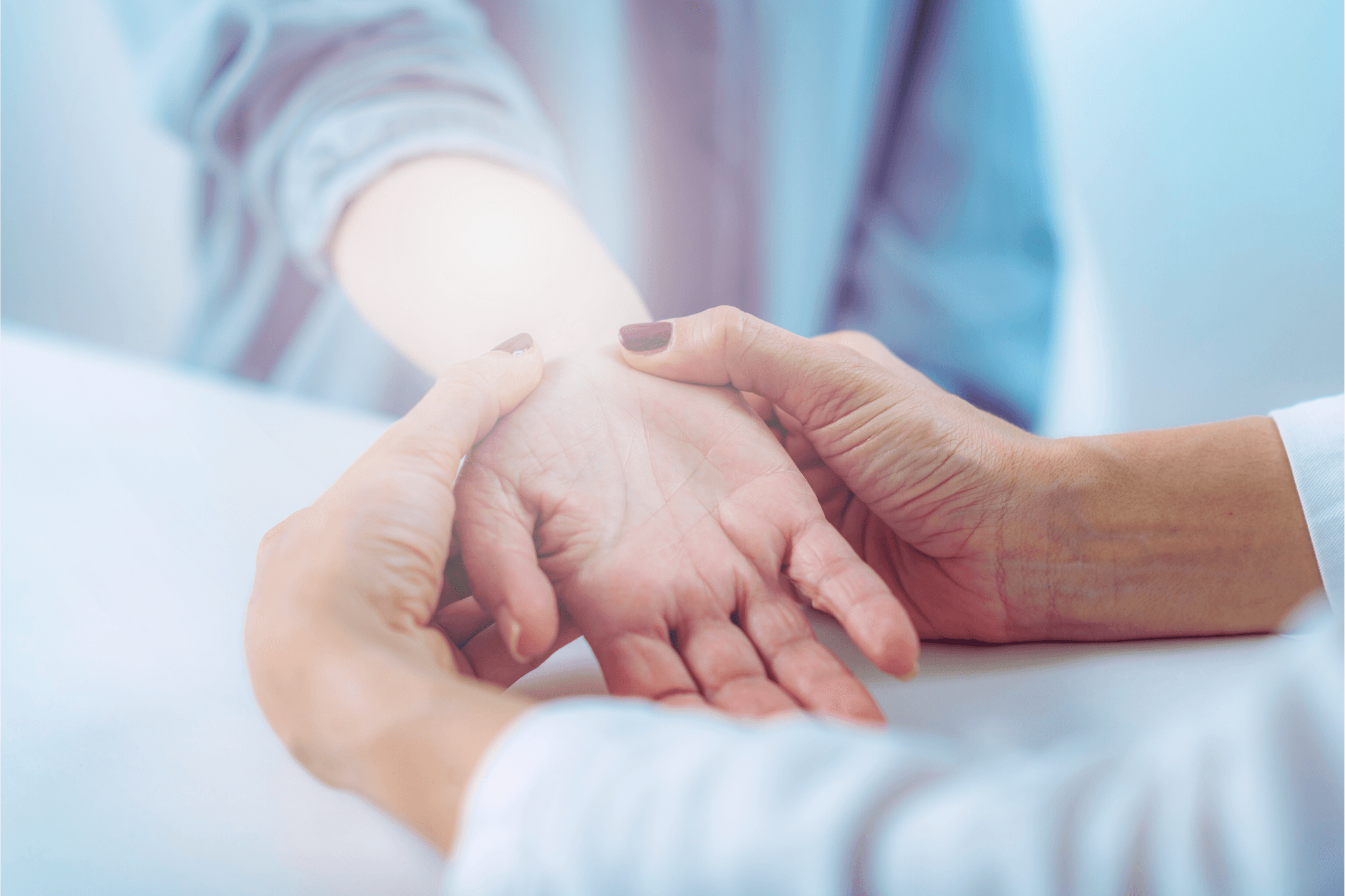 Nervenschmerzen - Arzt untersucht Patientin, die Nervenschmerzen hat-Polyneuropathie, Definition und Wege zur Therapie