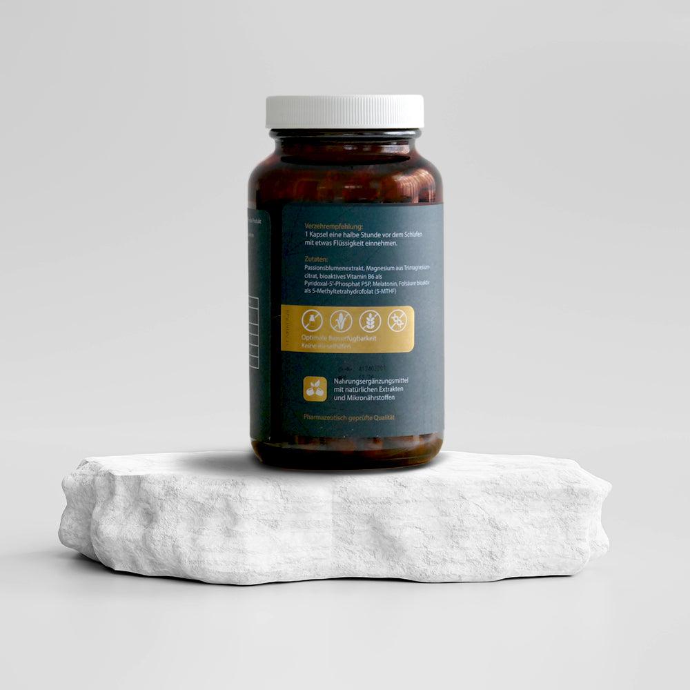 DormiCalm – Vegan, laktosefrei, glutenfrei, fruktosefrei und ohne Gentechnik Hergestellt aus 100% Reinsubstanzen gemäß den Richtlinien. DormiCalm bietet eine hochwertige Mischung zur Unterstützung eines erholsamen Schlafs. Dieses natürliche Premium-Nahrungsergänzungsmittel enthält Magnesiumcitrat, bioaktive Folsäure, Passionsblumenextrakt und Vitamin B6. Es unterstützt die Erhaltung eines normalen Nervensystems, eines gesunden Wach-Schlaf-Rhythmus und einer natürlichen Muskelfunktion.