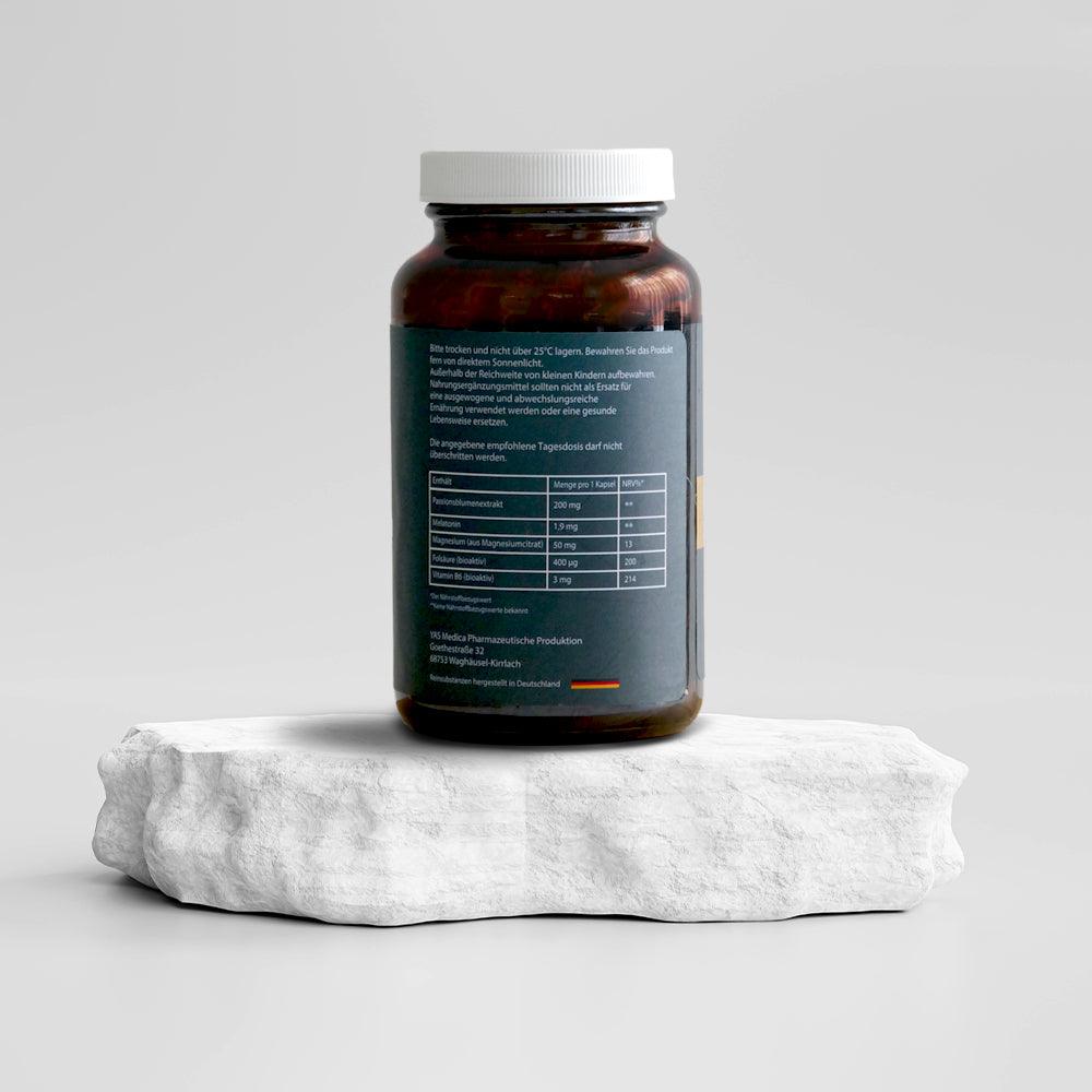 DormiCalm – Umweltfreundlich und vegan in einer Glasflasche. Enthält Magnesiumcitrat, bioaktive Folsäure, Passionsblumenextrakt und Vitamin B6. Entwickelt zur Unterstützung eines normalen Schlafrhythmus und zur Erhaltung eines gesunden Nervensystems.